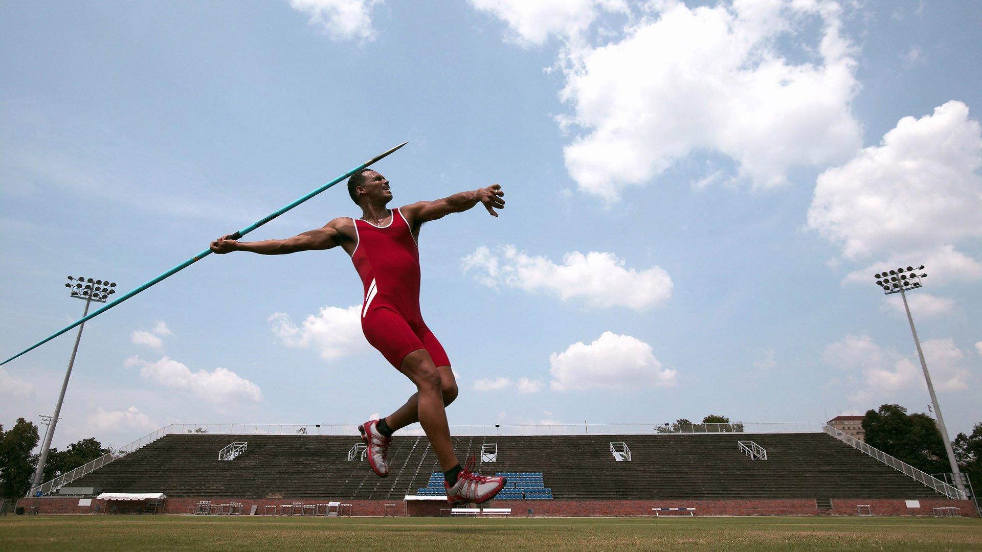 在对阵快船的比赛中，蒂伊不但得分爆炸，还抢下13个篮板，全面表现令人震惊！
